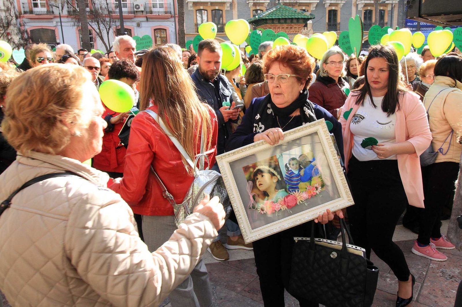 Imágenes de la concentración en la Plaza de las Monjas pidiendo justicia para las víctimas del doble crimen de Almonte