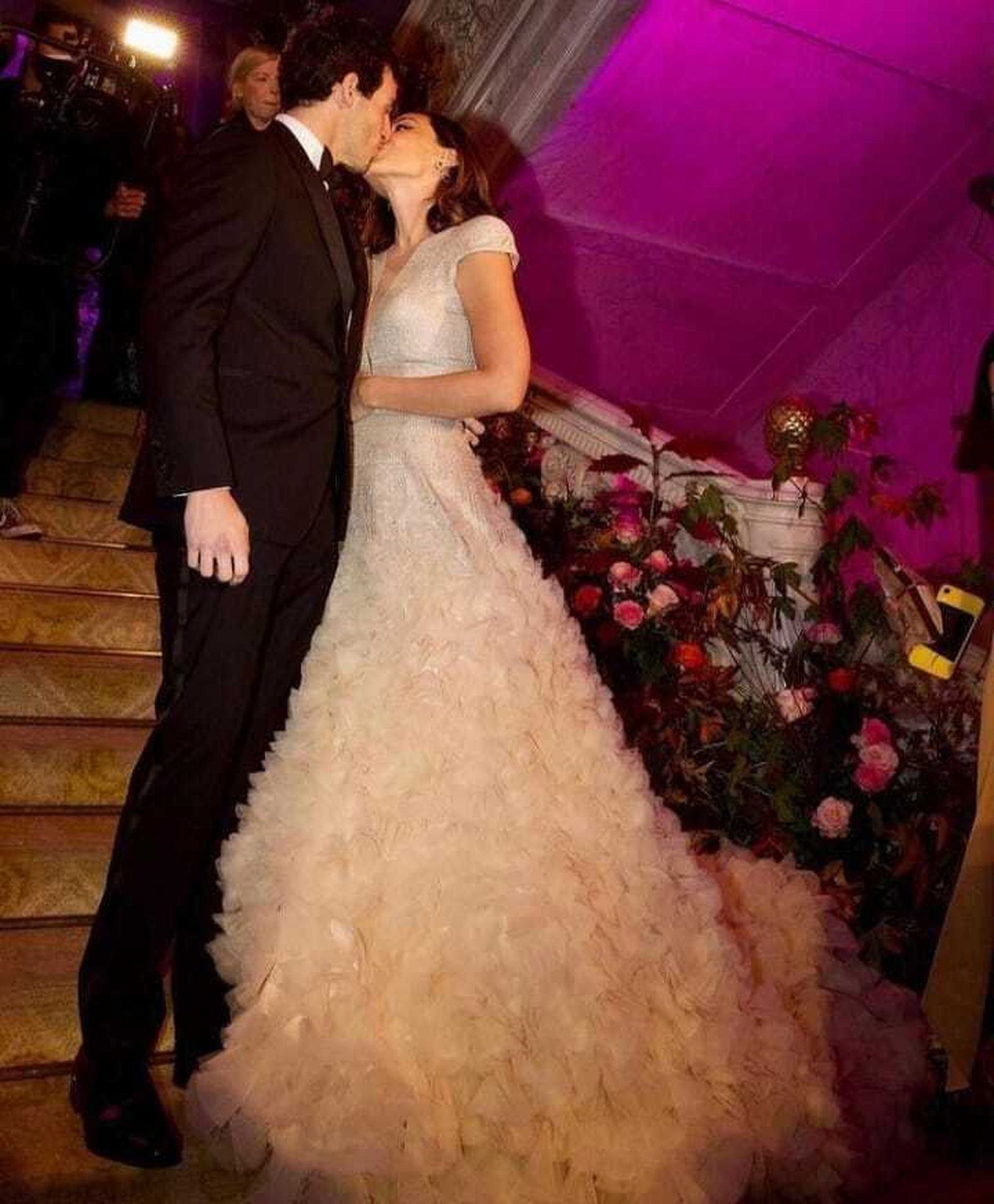 Tamara besa a su novio, Iñigo Onieva, quien no se separó de ella ni un momento.