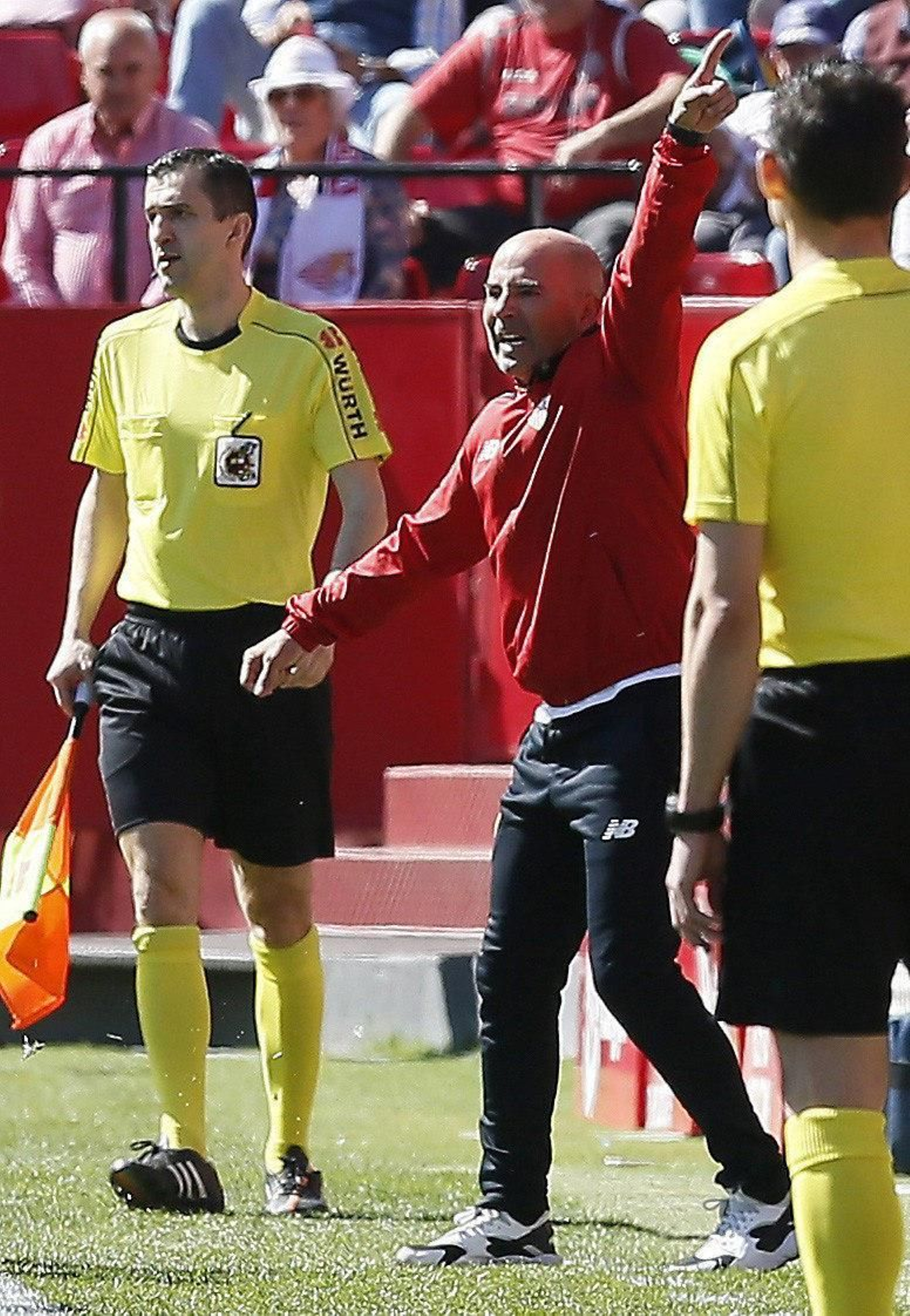 Sampaoli hace una indicación junto a los auxiliares de Vicandi.