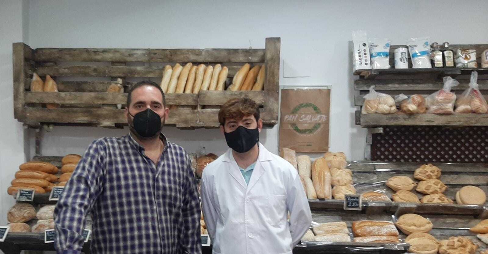 Carlos Palma Fernández (propietario) y Aitor Márquez Aguilar (empleado) en El horno de Ana