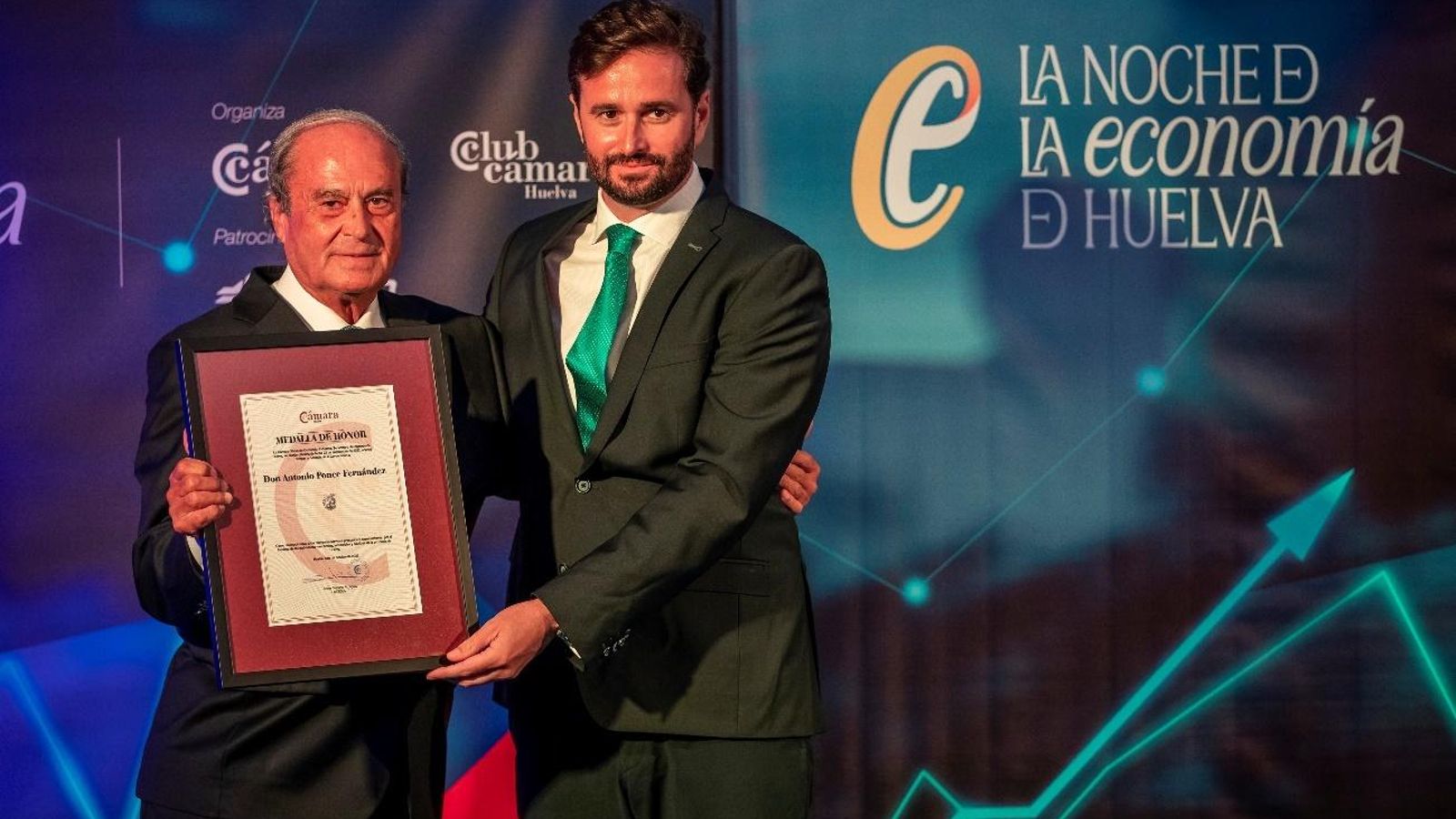 Antonio Ponce recibió su Medalla de Honor que le fue entregada por el presidente de la Cámara de Comercio, Daniel Toscano. Antonio Ponce recibió su Medalla de Honor que le fue entregada por el presidente de la Cámara de Comercio, Daniel Toscano.