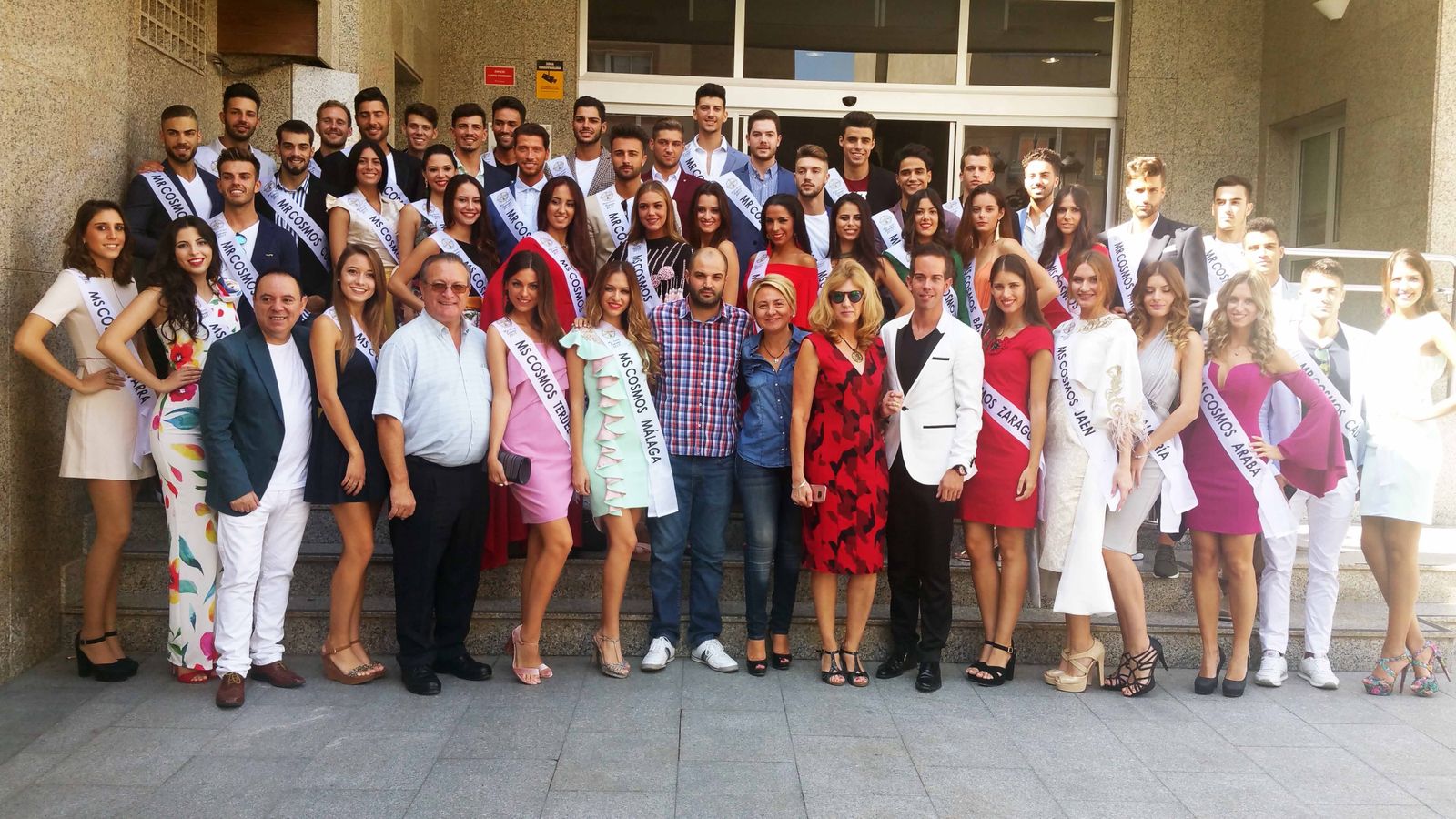 El grupo de aspirantes, organizadores y ediles en el Ayuntamiento.