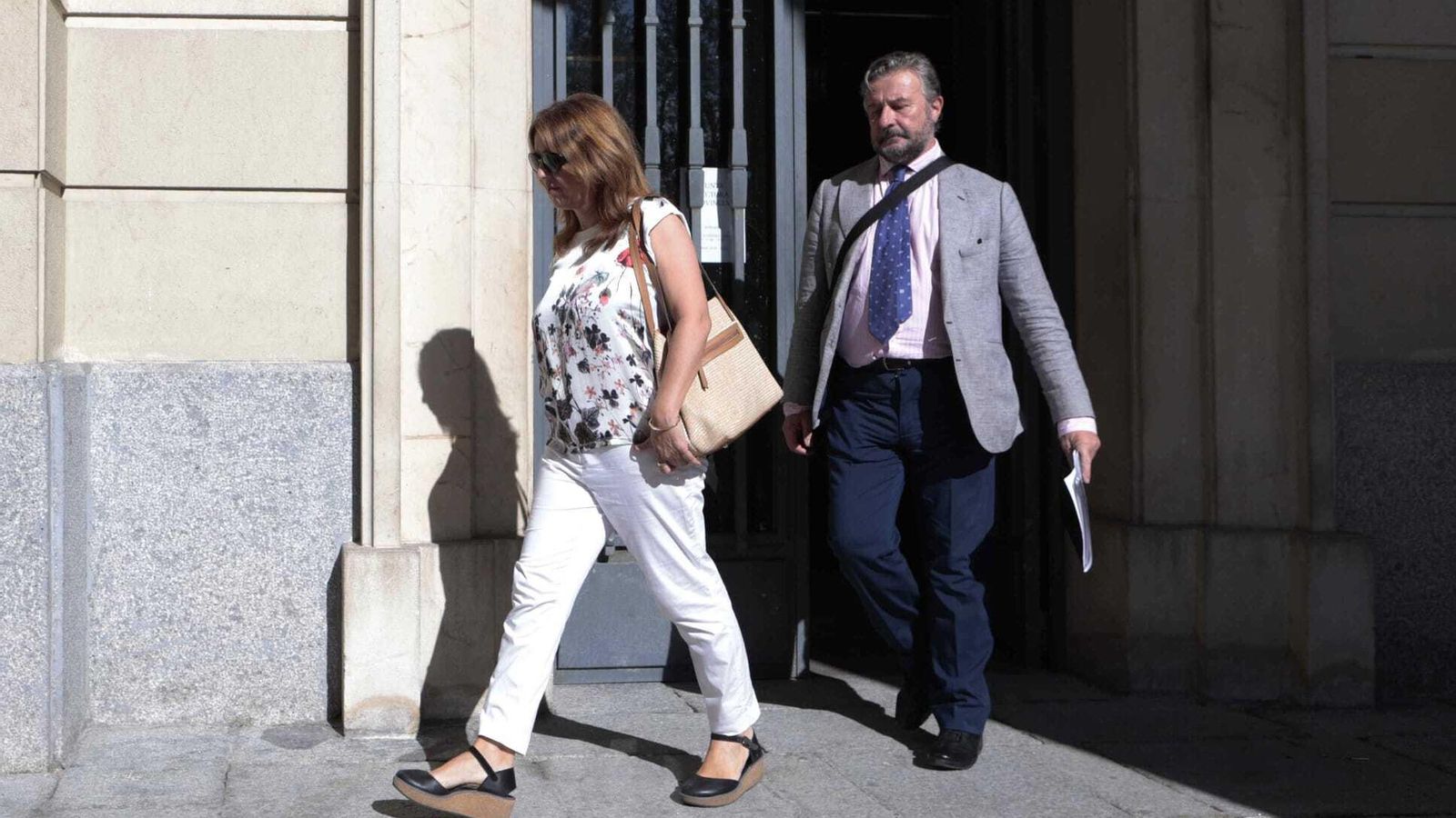 La ex directora financiera de la Faffe, Ana Valls, con su abogado, Manuel Salinero, sale de la Audiencia de Sevilla.