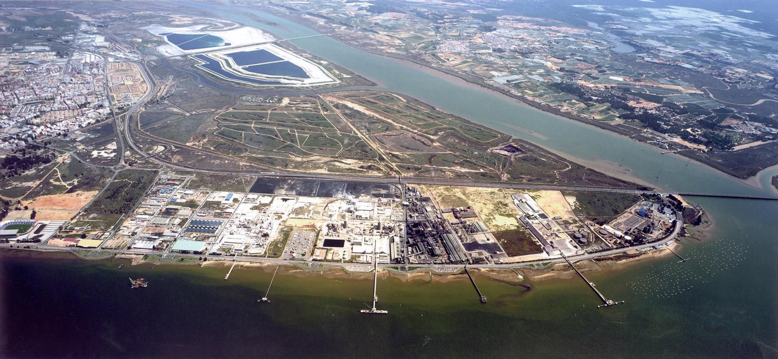 Vista aérea del Polo Químico de Huelva, a lo largo de la avenida Francisco Montenegro.