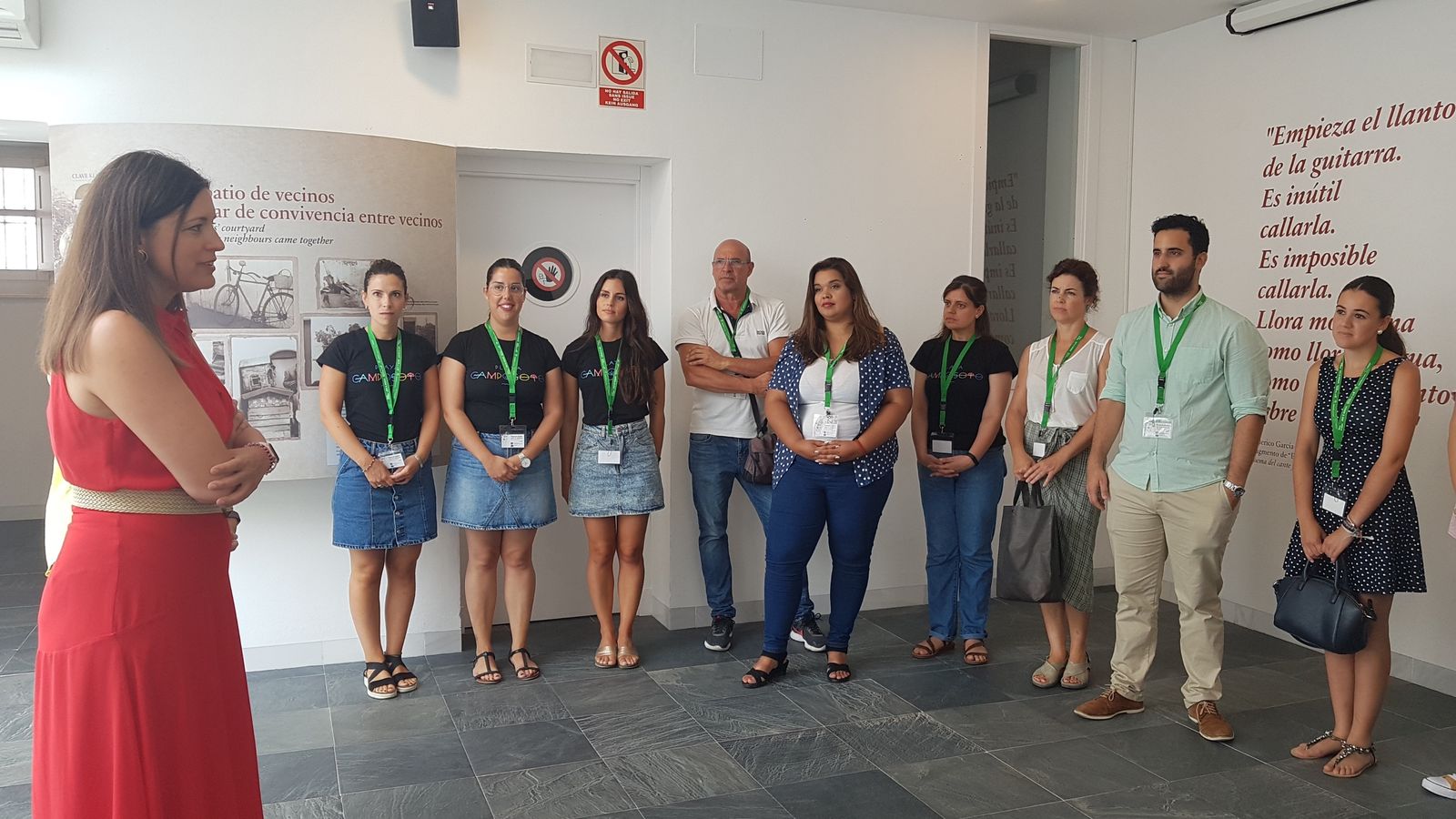 Cavada, mientras se dirige a parte de las personas contratadas en el Ayuntamiento con los planes de empleo.