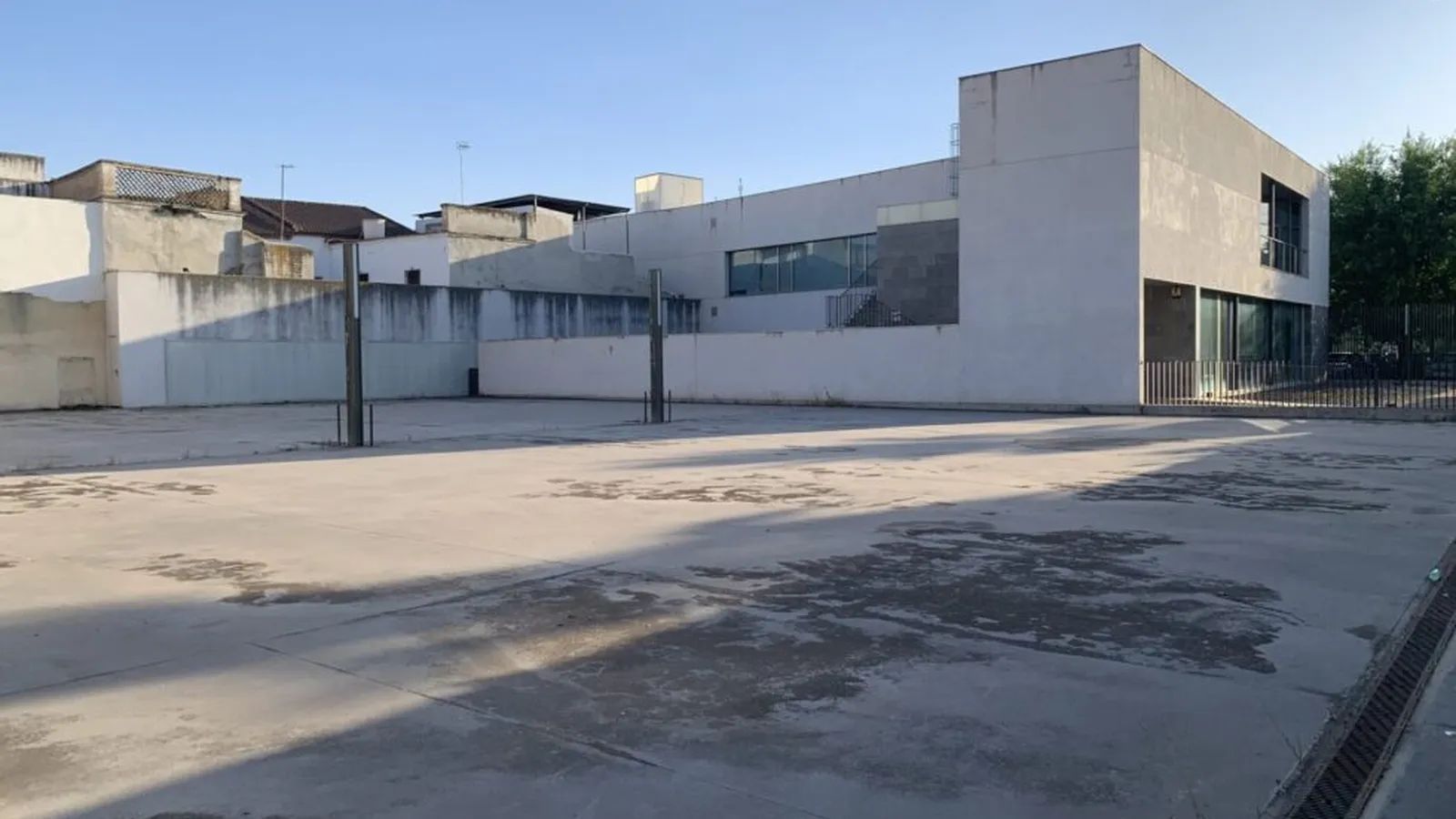 Solar anexo al Palacio de Justicia de Puente Genil.