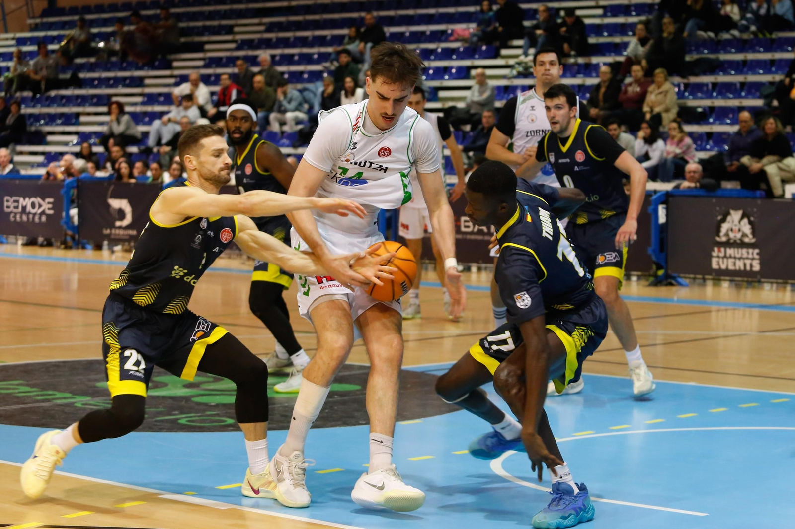 Las fotos del Udea-Zornotza de la Segunda FEB