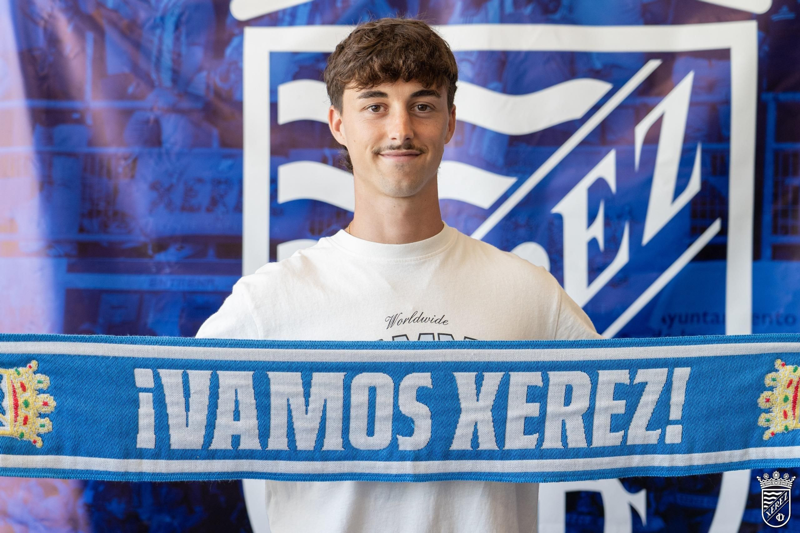 Leo Vázquez posa con una bufanda del Xerez CD. Leo Vázquez posa con una bufanda del Xerez CD.