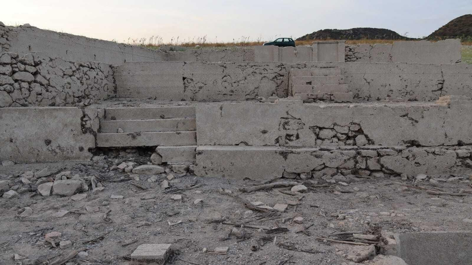 Un recorrido en fotografías por las ruinas que afloran en el pantano de Iznájar