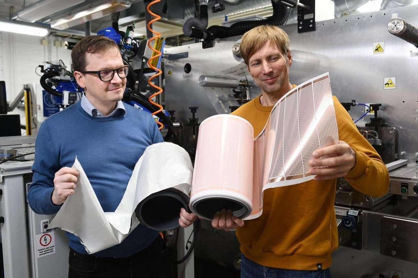 Los creadores de este sistema, enseñando la forma de convertir las paredes tu casa en radiadores de bajo consumo