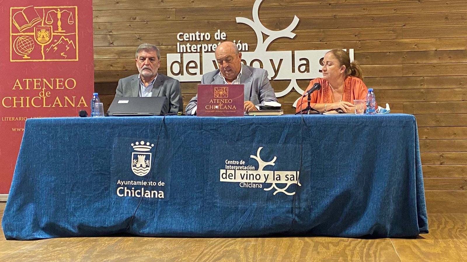 El conferenciante, el presidente del Ateneo y la responsable de CiE, durante el acto del pasado viernes.