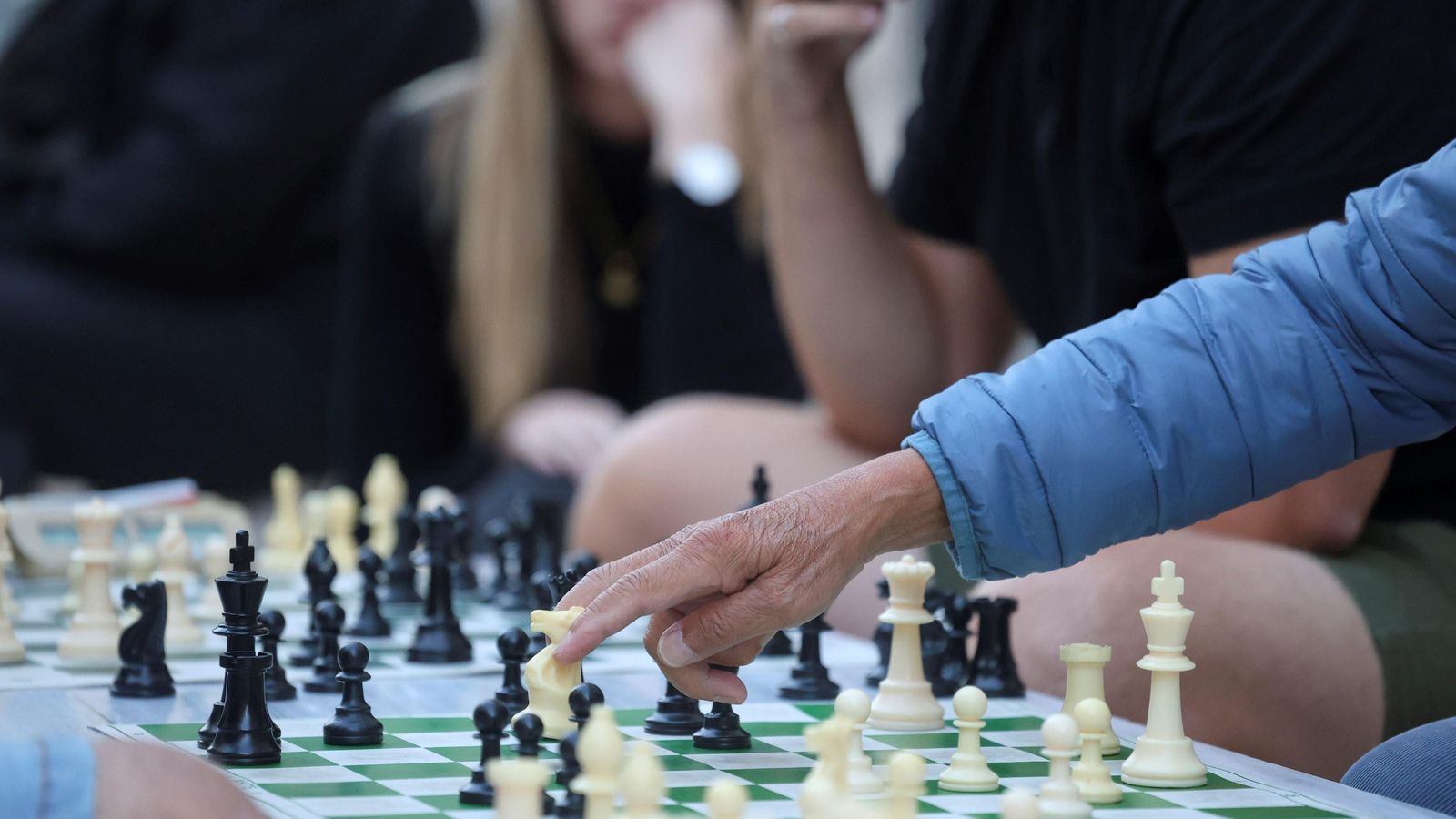 Un jugador moviendo el caballo.