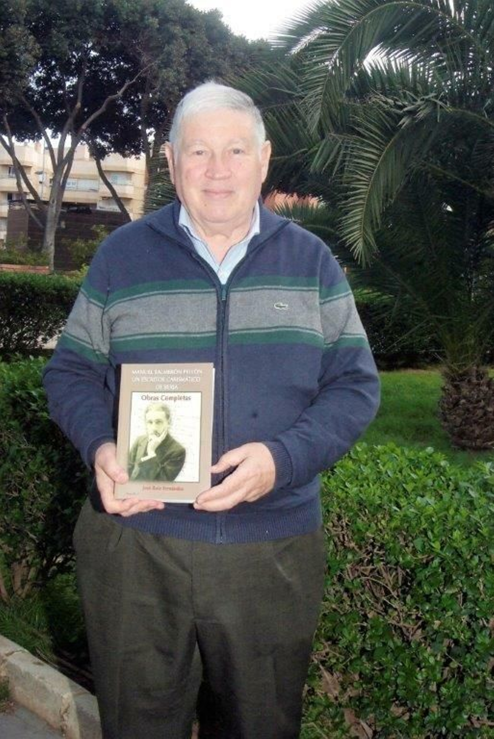 José Ruiz Fernández con la obra que ha escrito sobre las obras completas de Manuel Salmerón Pellón.
