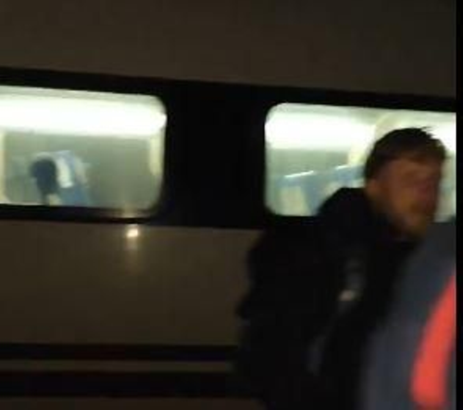 Pasajeros parados en Toledo.