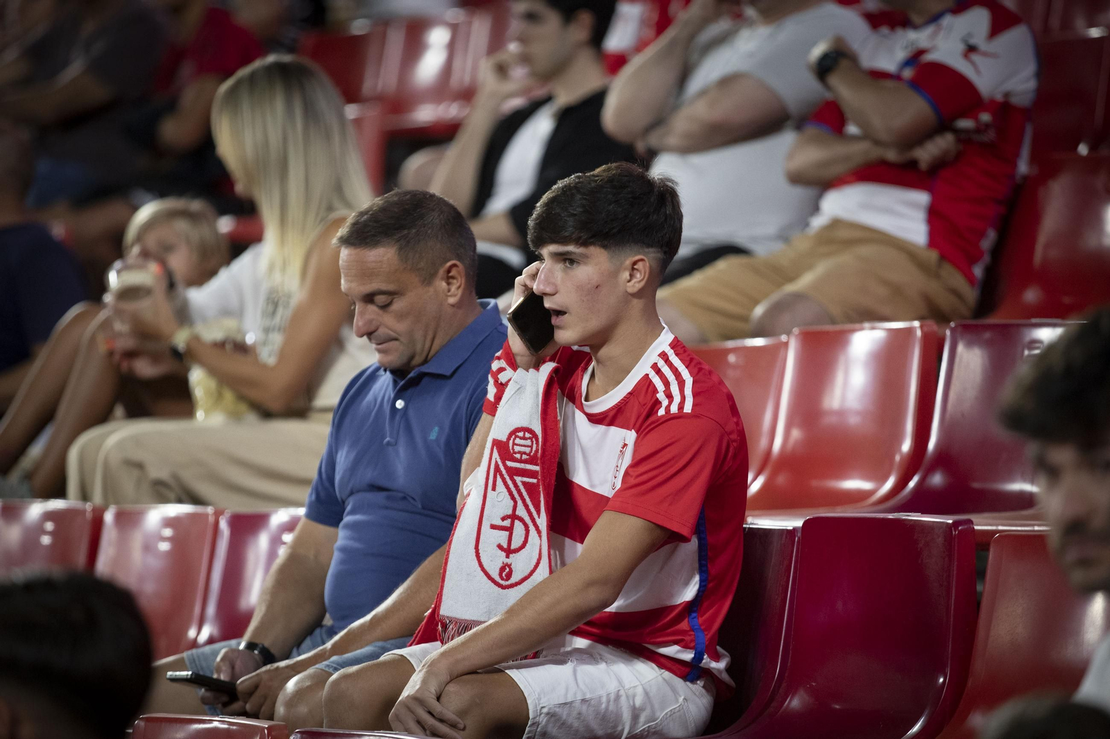 Encuéntrate en la grada de Los Cármenes en el Granada-Mirandés