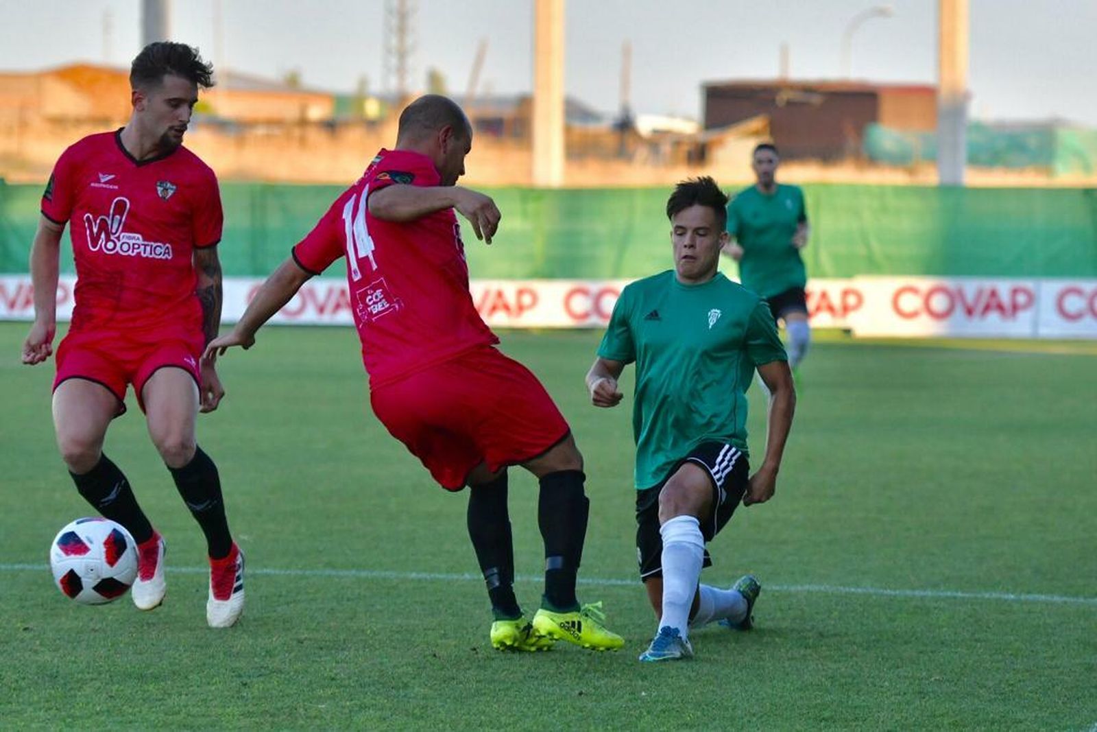 Samu González (Córdoba B) pugna por el balón con Charaf (Pozoblanco).