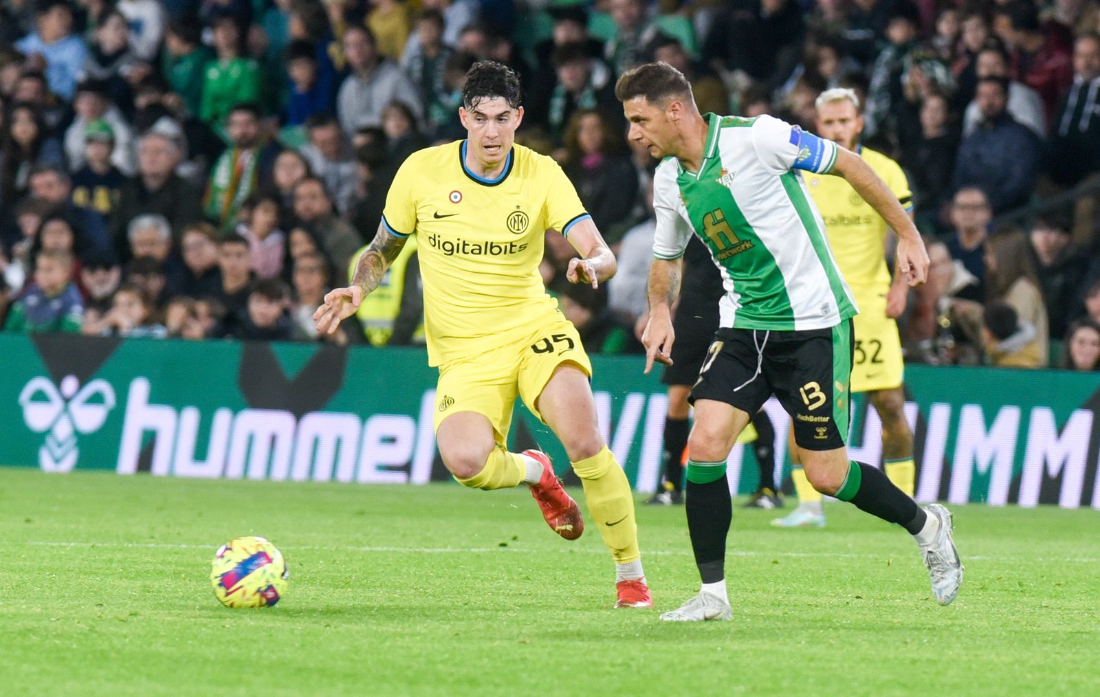 Joaquín, en un lance de la segunda parte del partido del pasado sábado ante el Inter en el Benito Villamarín.