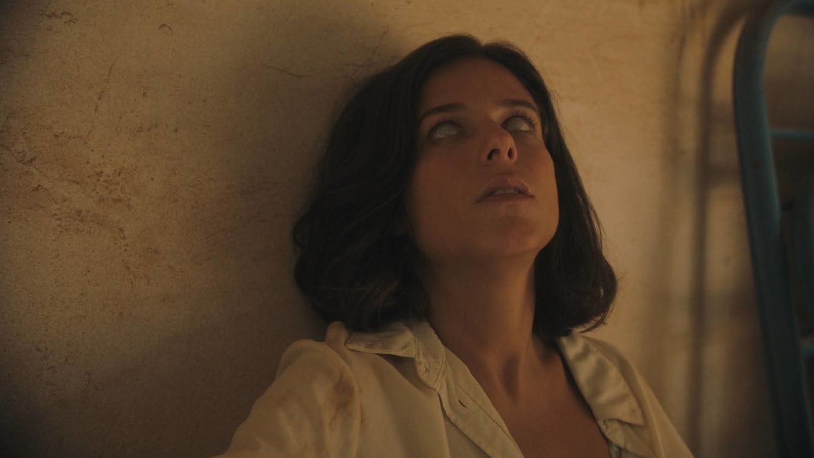 Iría del Río, conectando con otra dimensión, en una imagen de 'Visitante'.