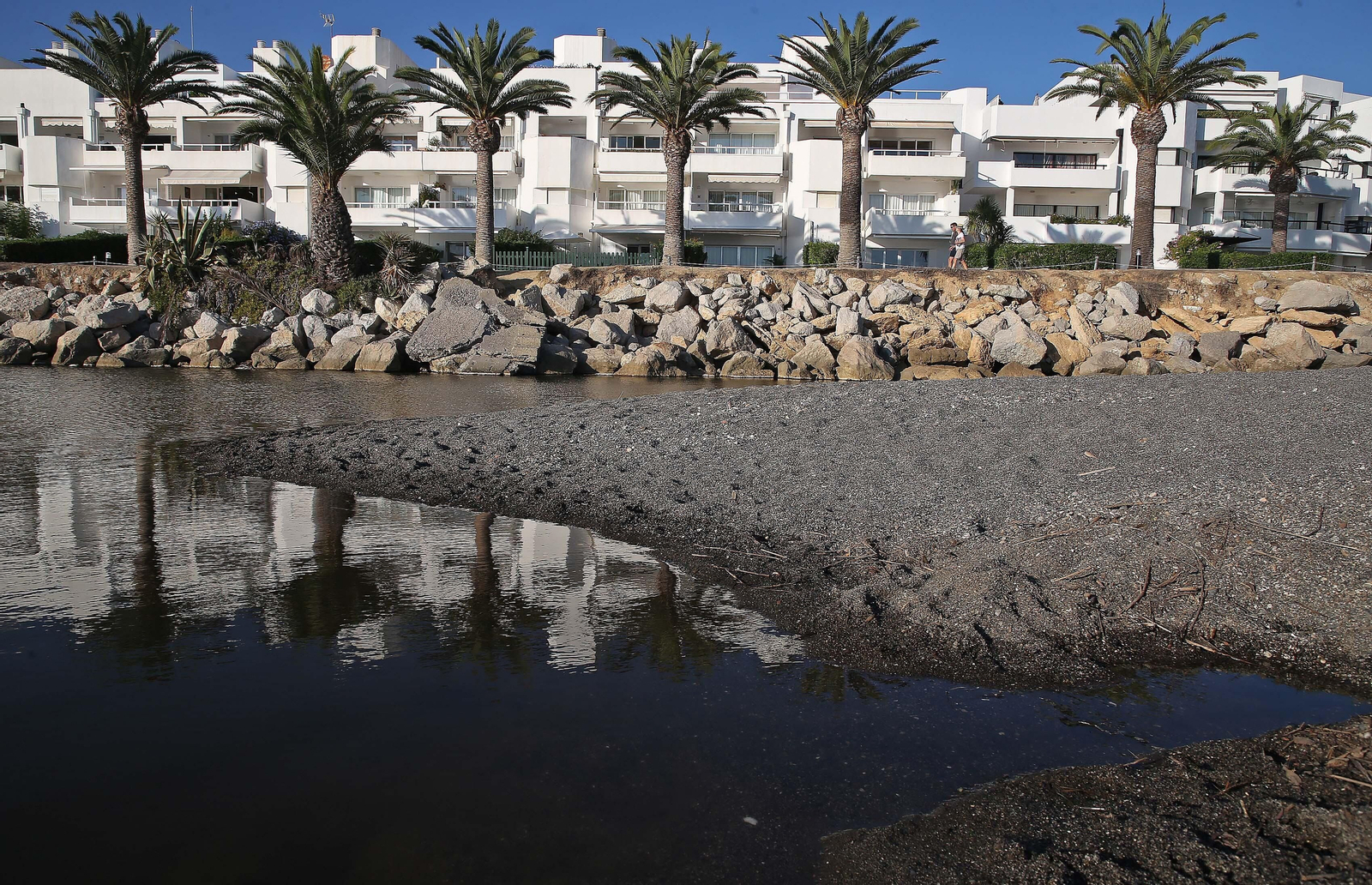 Fotos de la desembocadura del río Guadiaro taponada de nuevo