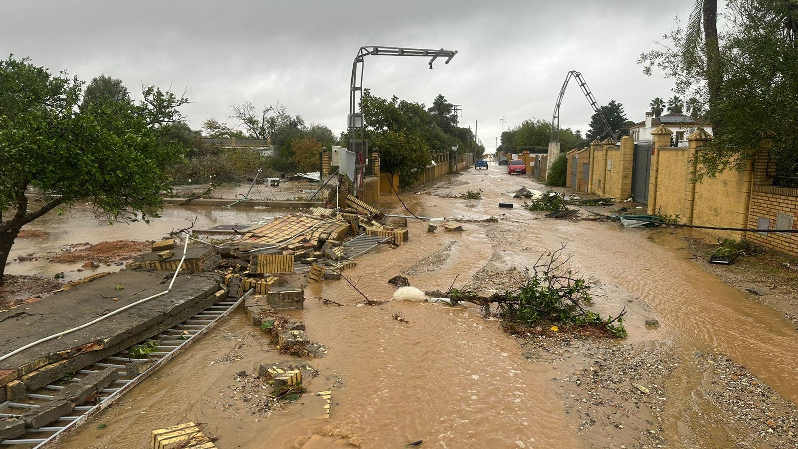 Varios postes de luz, caídos tras el temporal