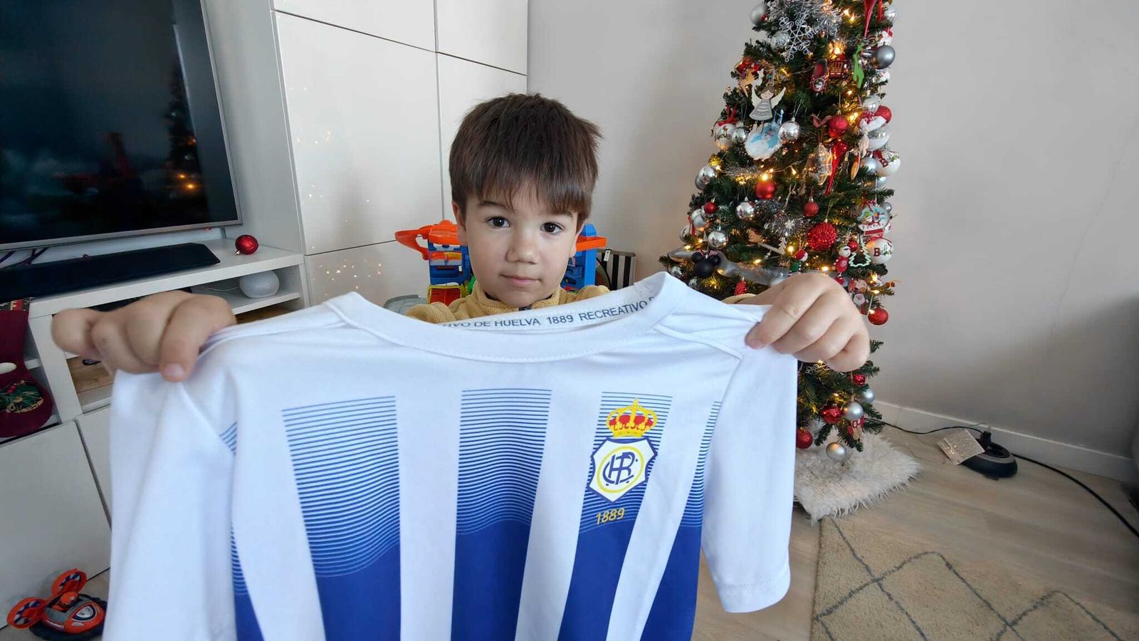 Imágenes de la mañana de ilusión en los hogares de Huelva