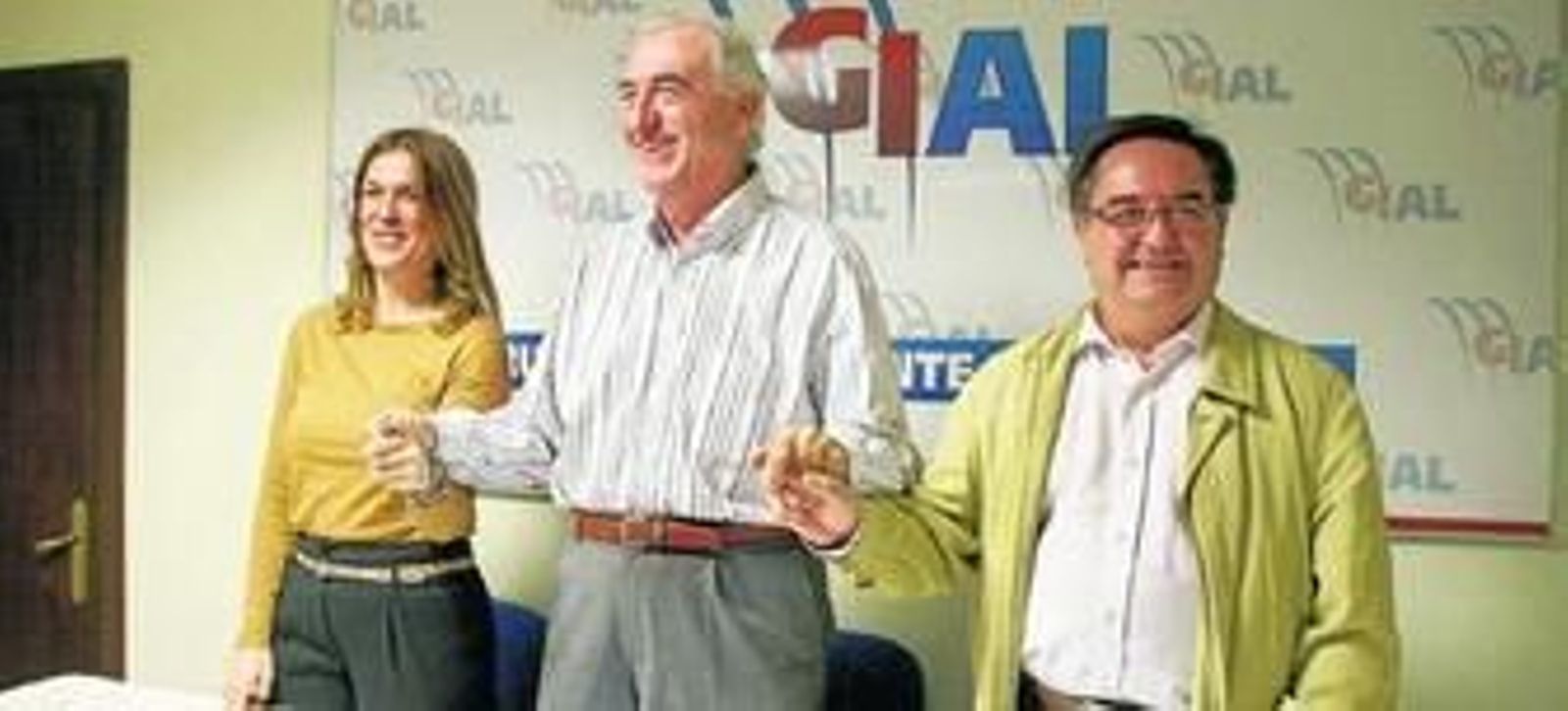 Ana Martínez Labella y Esteban Rodríguez arropan al presidente de GIAL, Juan Megino, quien los presentó como ganadores de la votación para ir en la candidatura del PP.