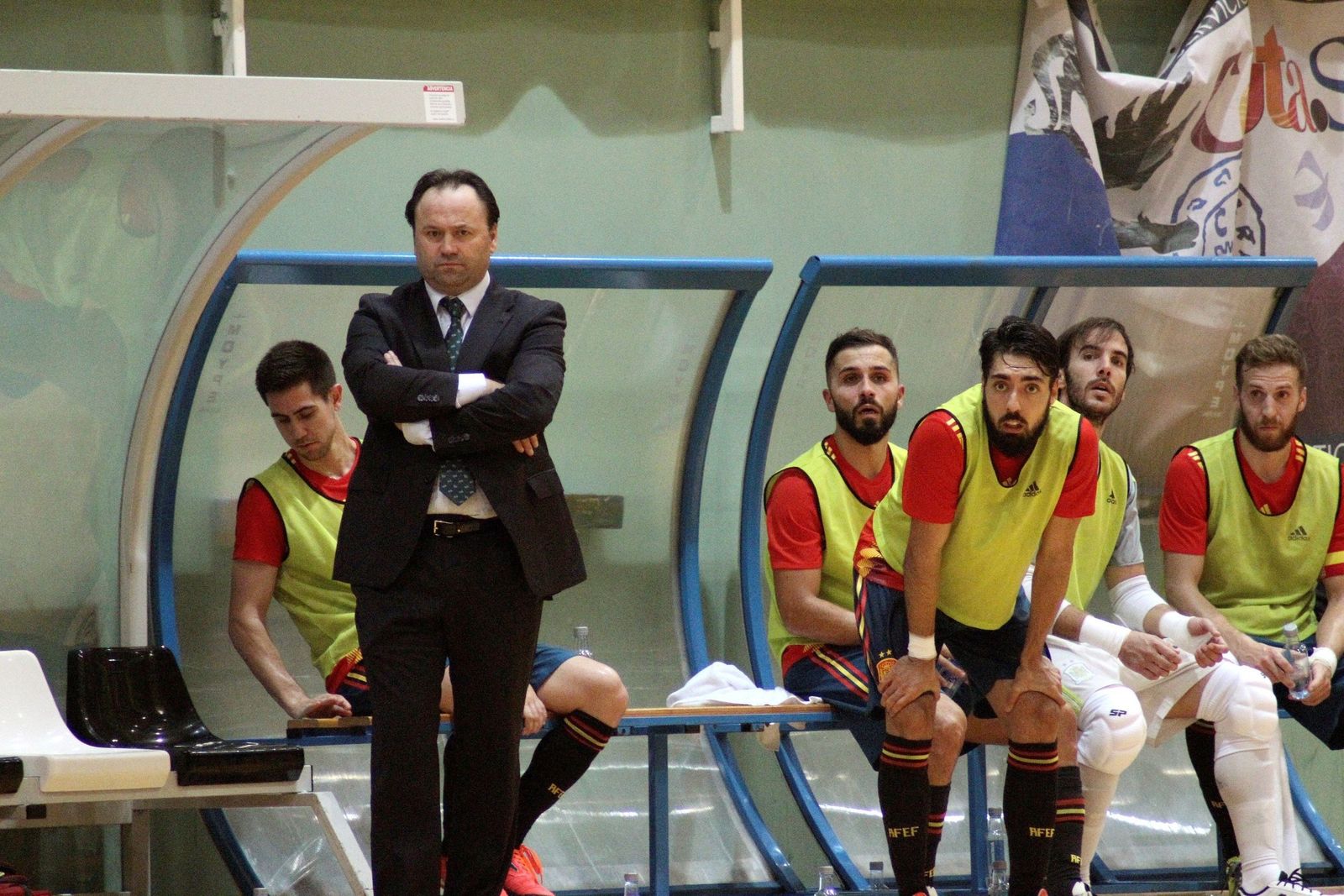Fede Vidal, en el banquillo junto a Bebé o Carlos Barrón, en un amistoso en Ceuta.