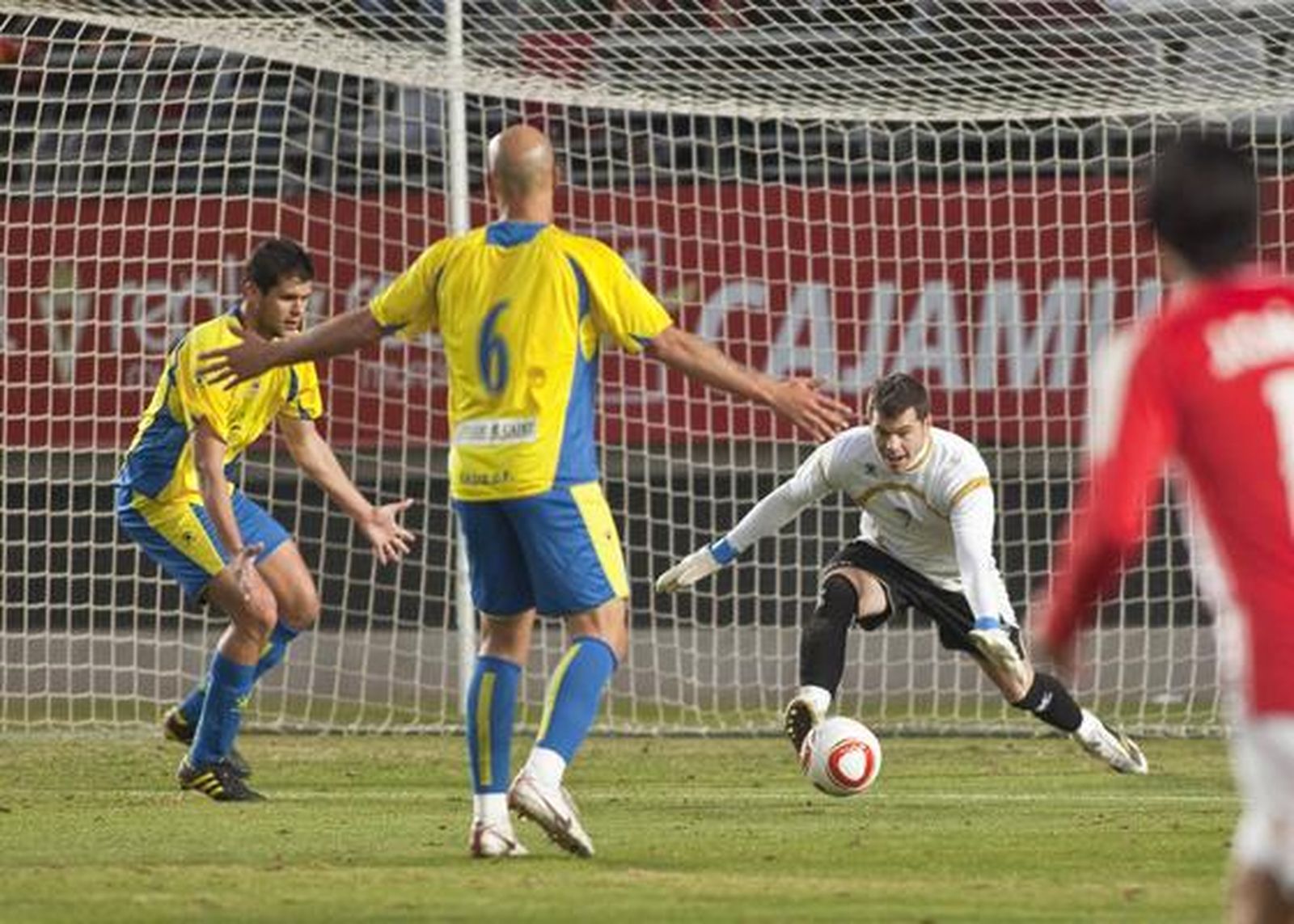 Dani Miguélez advierte a sus compañeros antes de hacerse con el balón. 

Foto: LOF