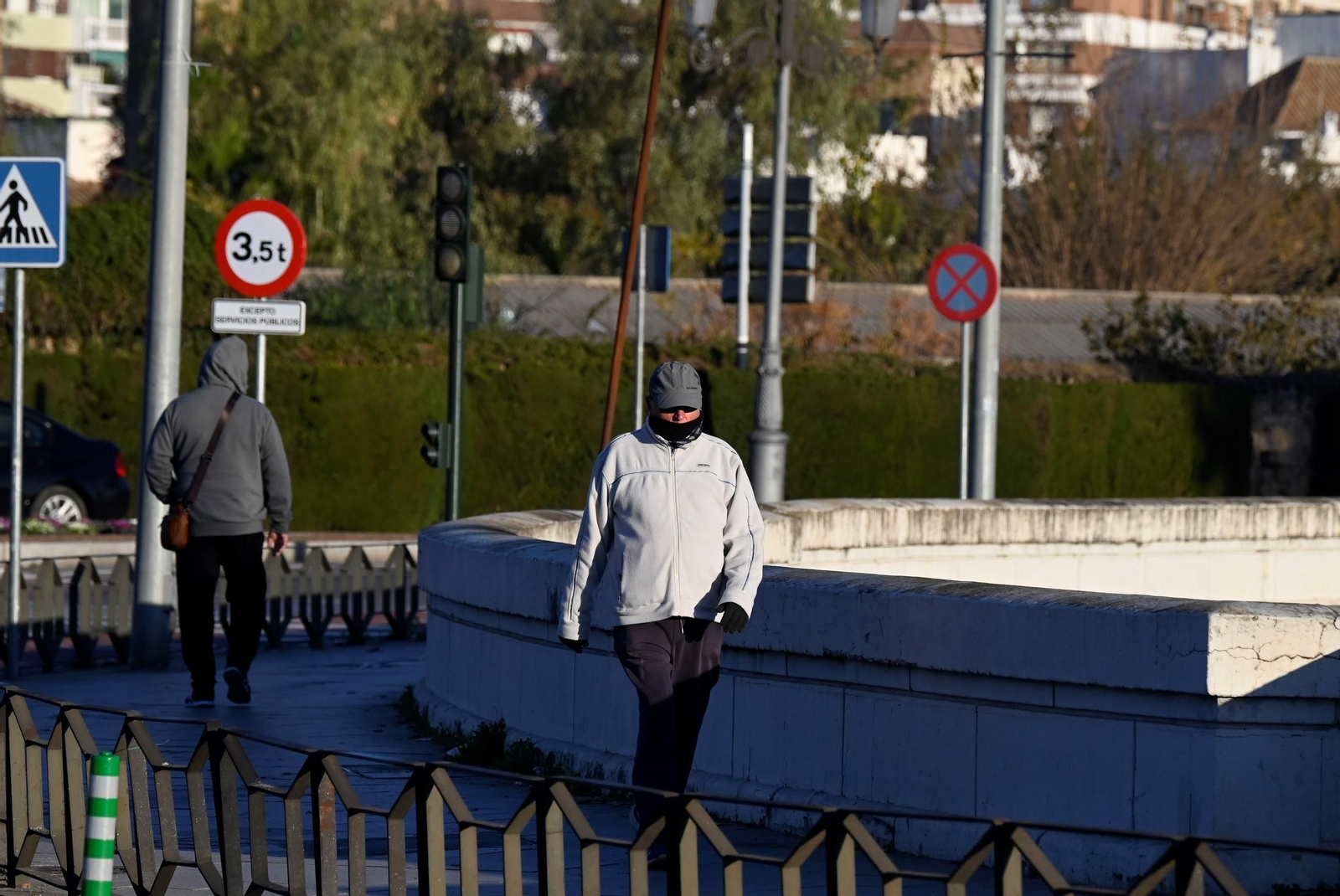 Varias personas pasean abrigadas para protegerse del frío. Varias personas pasean abrigadas para protegerse del frío.