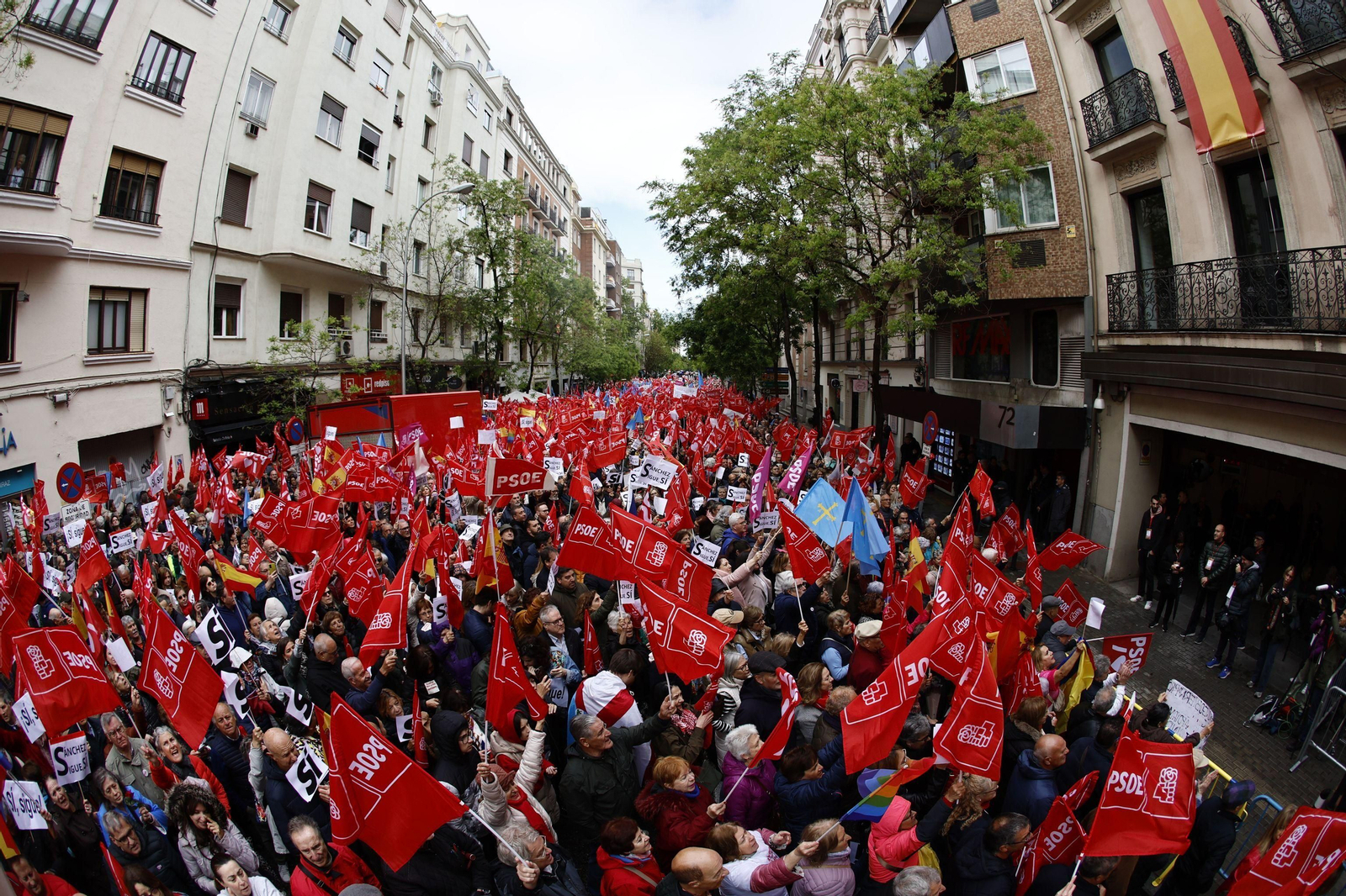 La militancia toma Ferraz en apoyo de Pedro Sánchez
