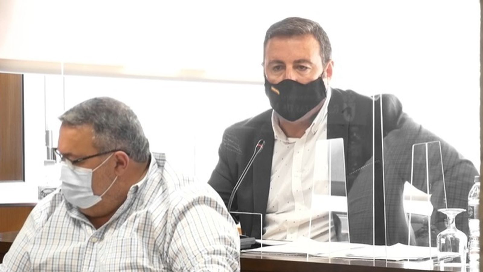 Manolo García (PSOE) y detrás, Pepe Montoya (Cs).