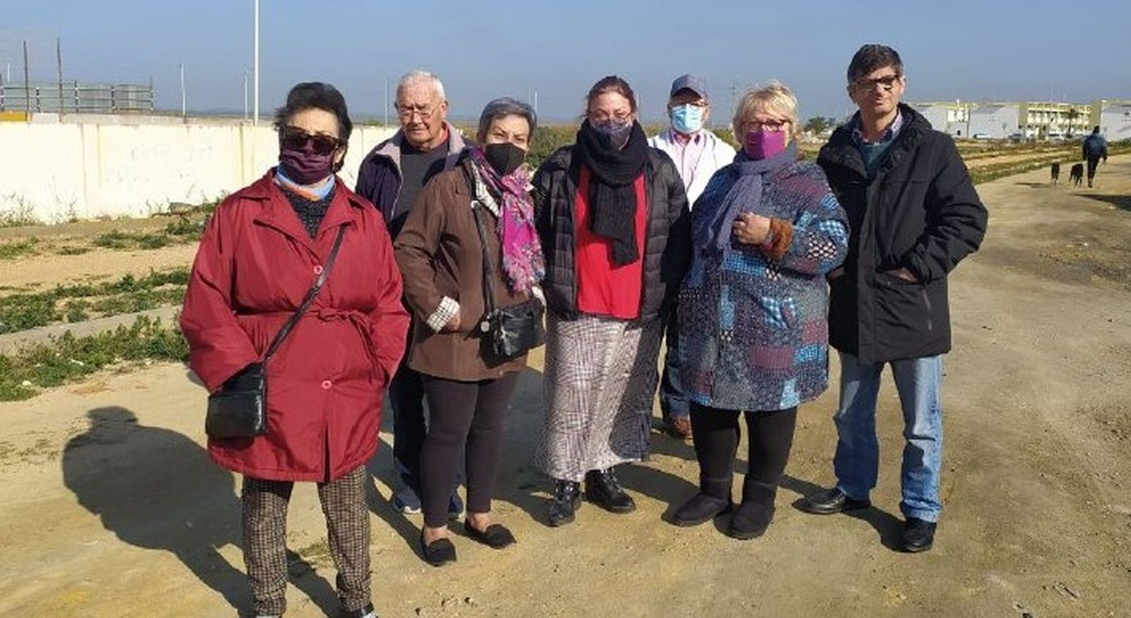 Mónica Rossi con vecinos de Marismas del Odiel
