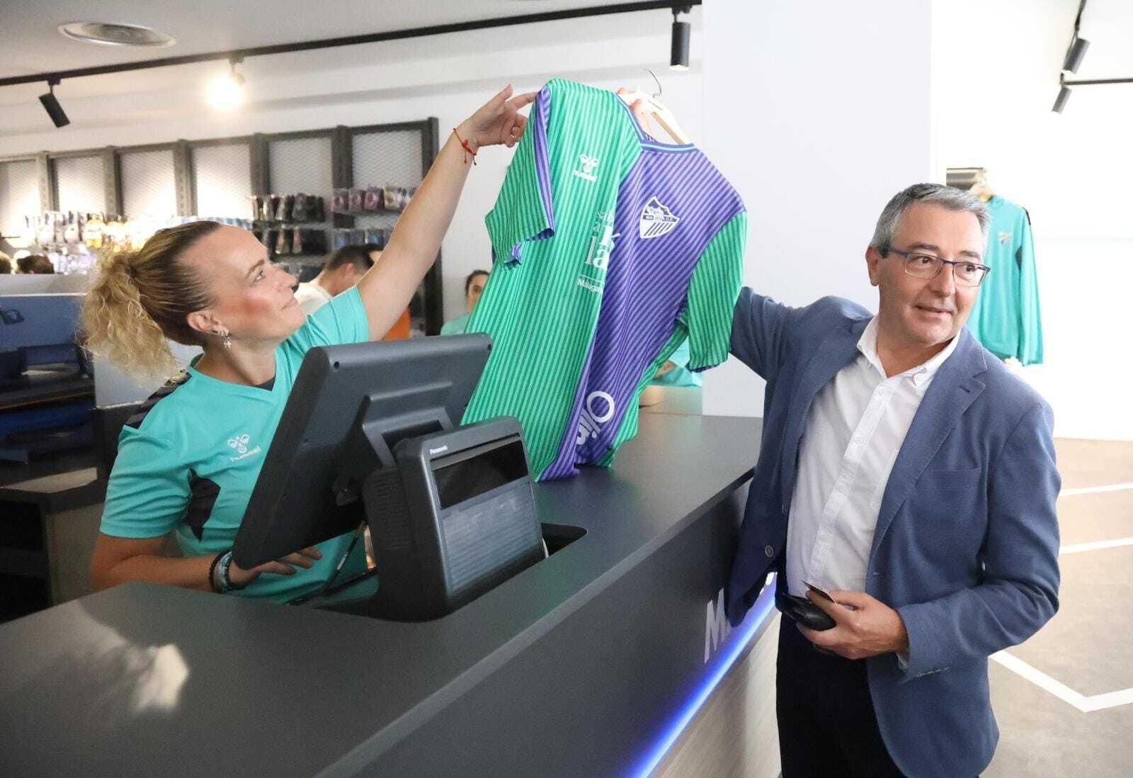 Francis Salado compra la nueva camiseta.