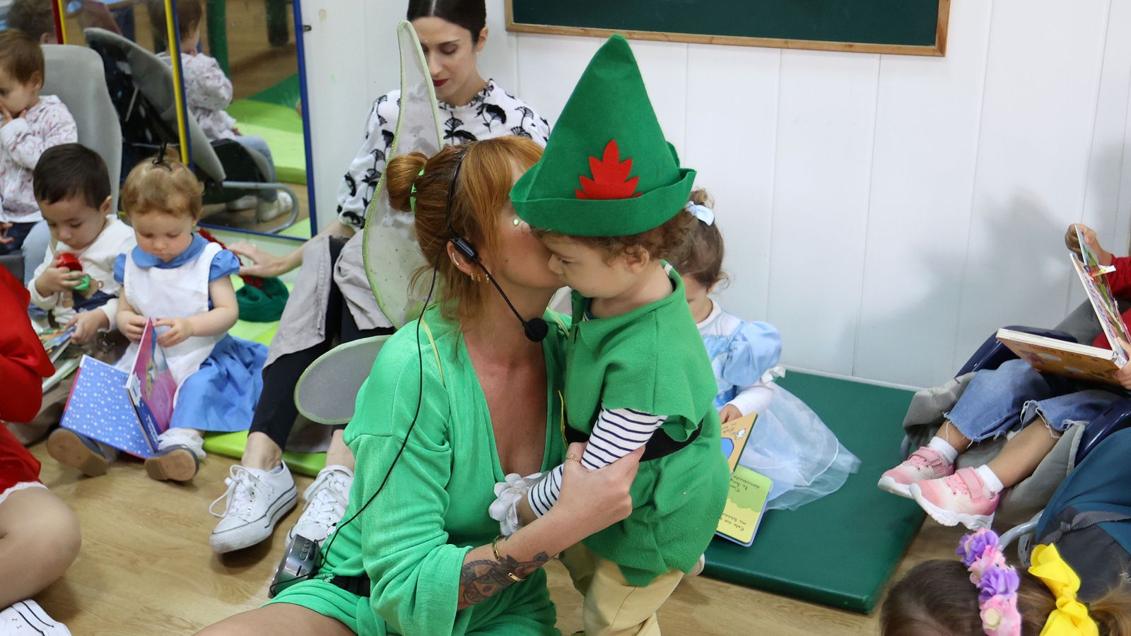 La guardería Centro se disfraza por el día del libro