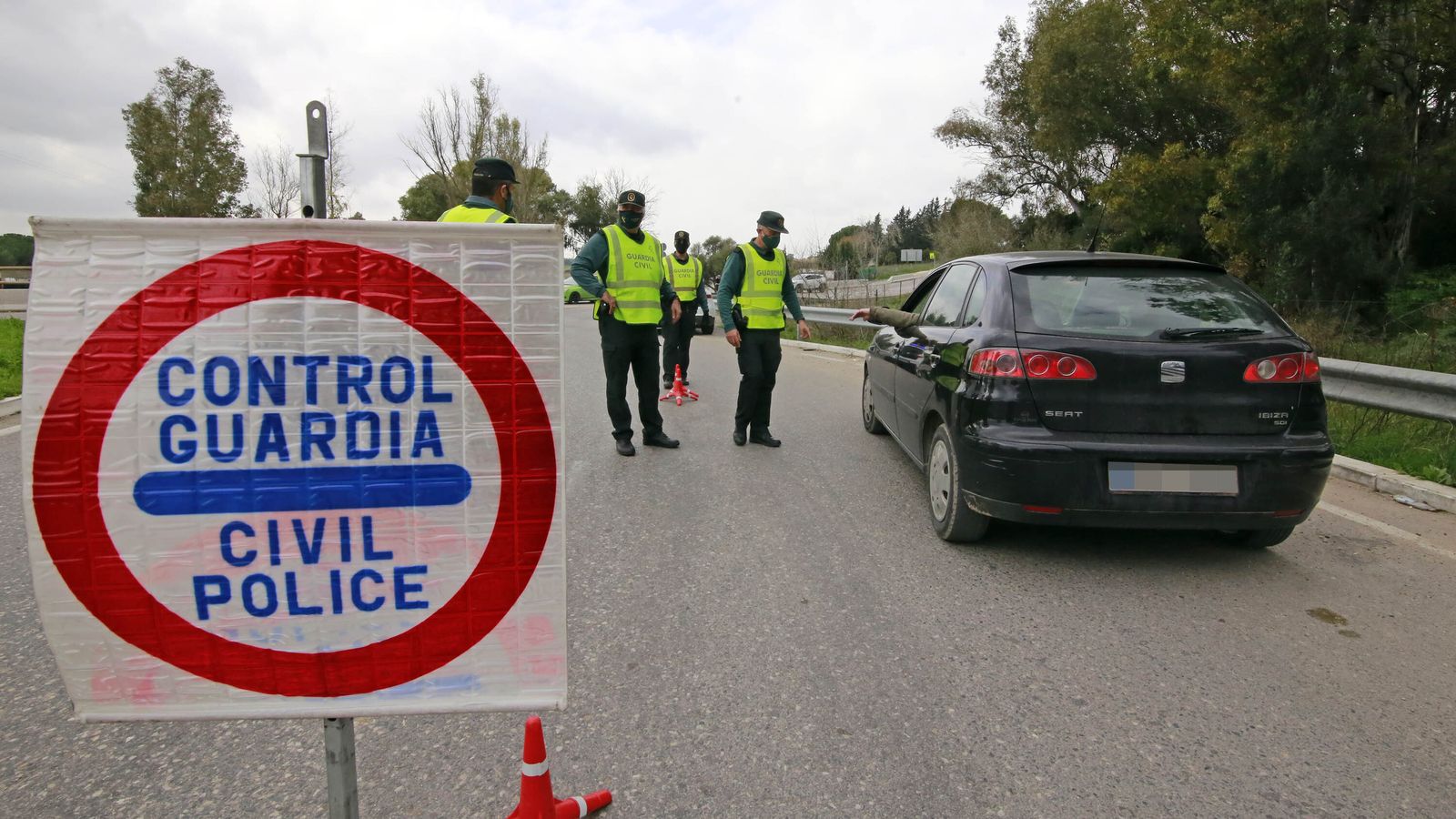 Coronavirus: control perimetral de la Guardia Civil en la rotonda de Estella