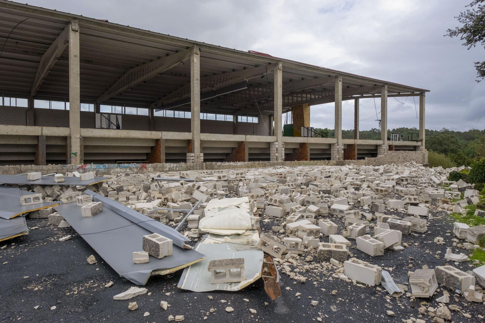 Colapsan los muros de un centro deportivo en La Coruña