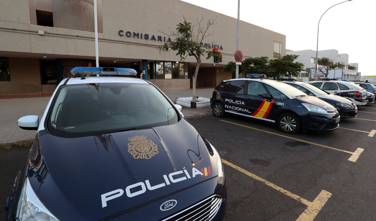 Vista de la comisaría de policía de Maspalomas donde permanecen detenidos los cuatro sospechosos de agredir sexualmente a una joven la noche de San Juan en Gran Canaria.