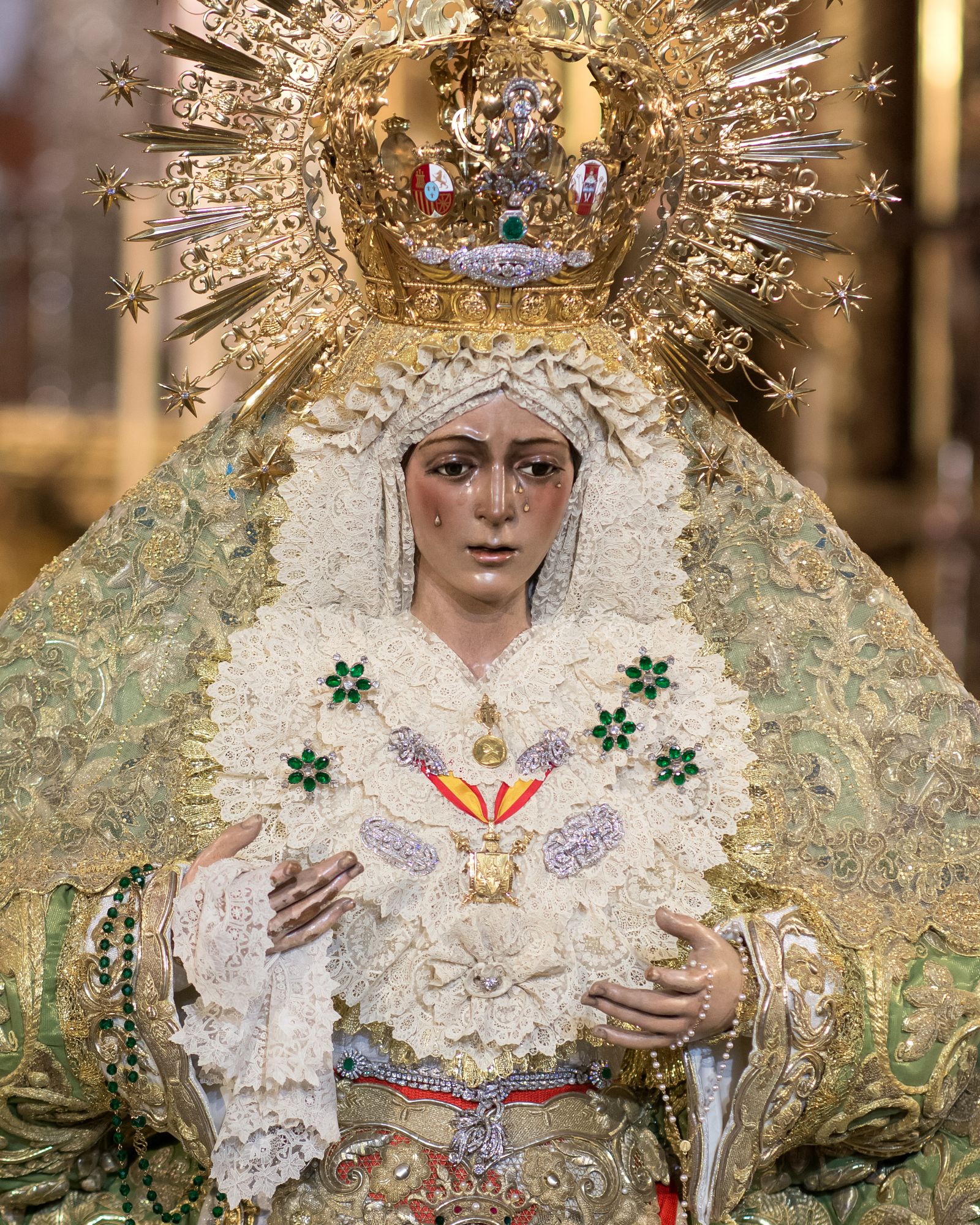 La Esperanza recibe la veneración de Sevilla en la Macarena