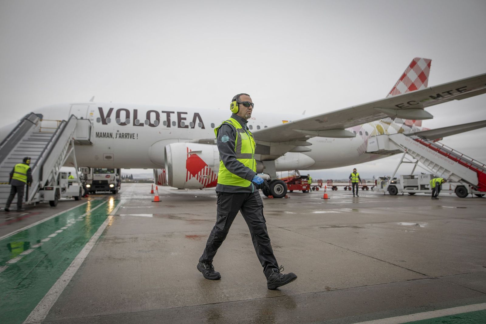 Imagen de un avión de Volotea después de aterrizar en el Aeropuerto de Granada