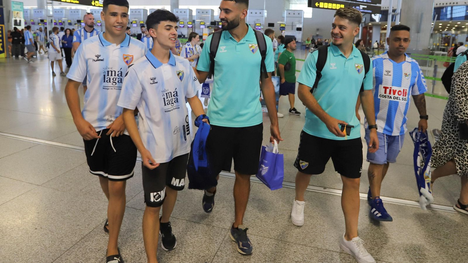 Las fotos de la afición despidiendo al Málaga en el aeropuerto antes de ir a Tarragona