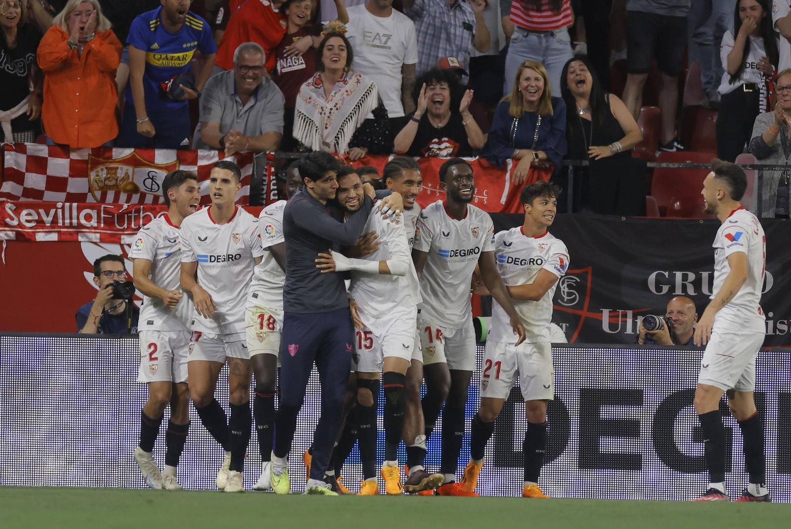 En-Nesyri es abrazado por Bono en el festejo de la victoria con la afición al final del partido.
