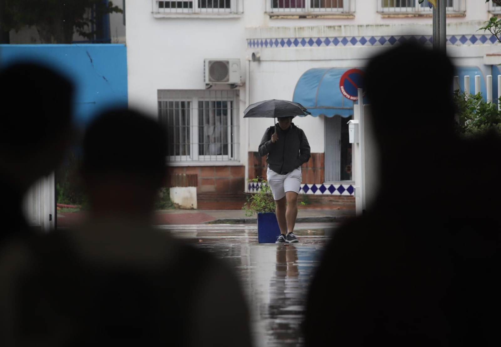 Un chico con un paraguas, este miércoles, bajo la lluvia.