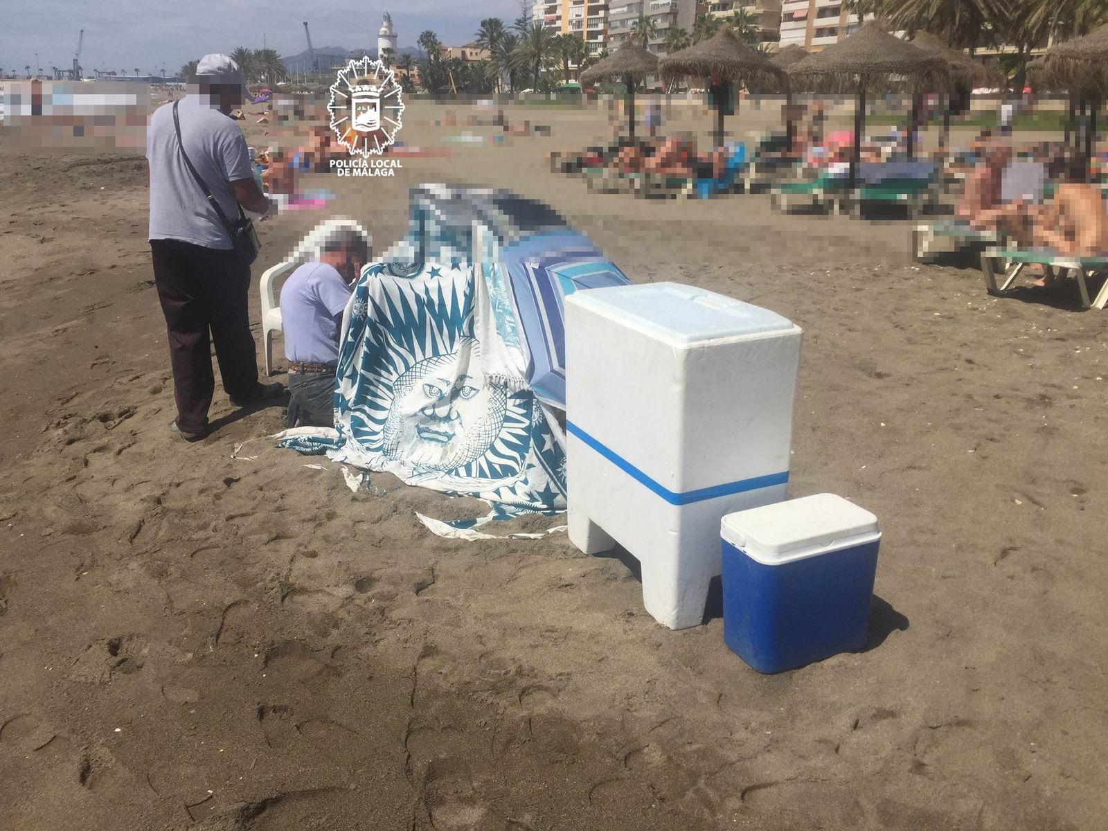 La Policía Local sorprende a dos hombres vendiendo cócteles de forma ambulante en la playa de la Malagueta