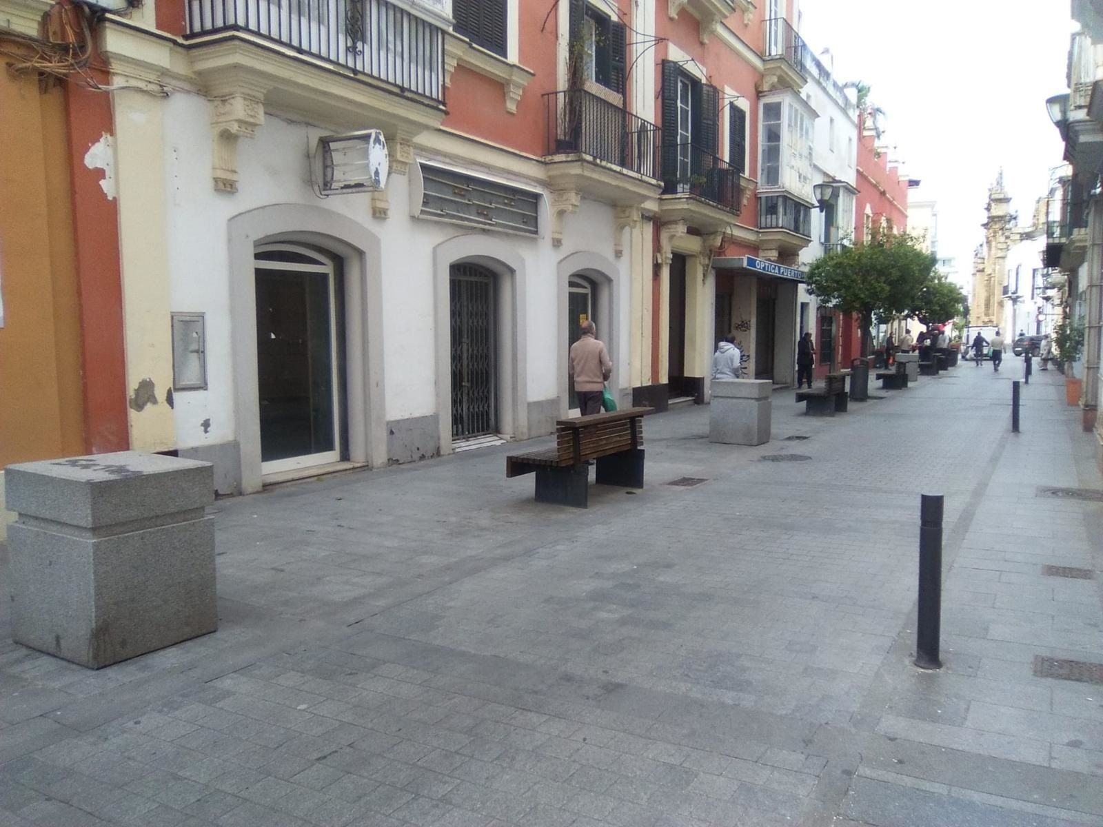 Cubos de granito en la calle Vicario para evitar estacionamientos y dar seguridad a peatones.