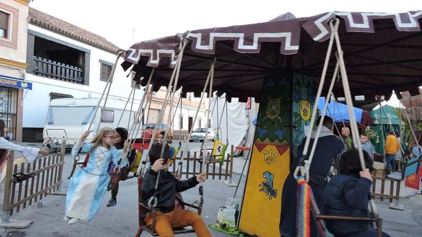 Niños en una de las atracciones del Mercado Medieval en El Palmar de Troya.