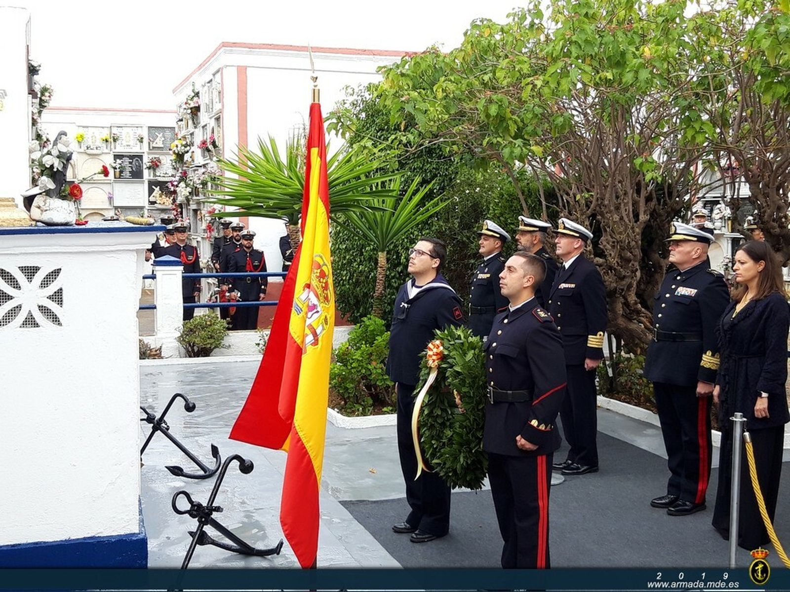 Homenaje de la Armada a los caídos en el cementerio.