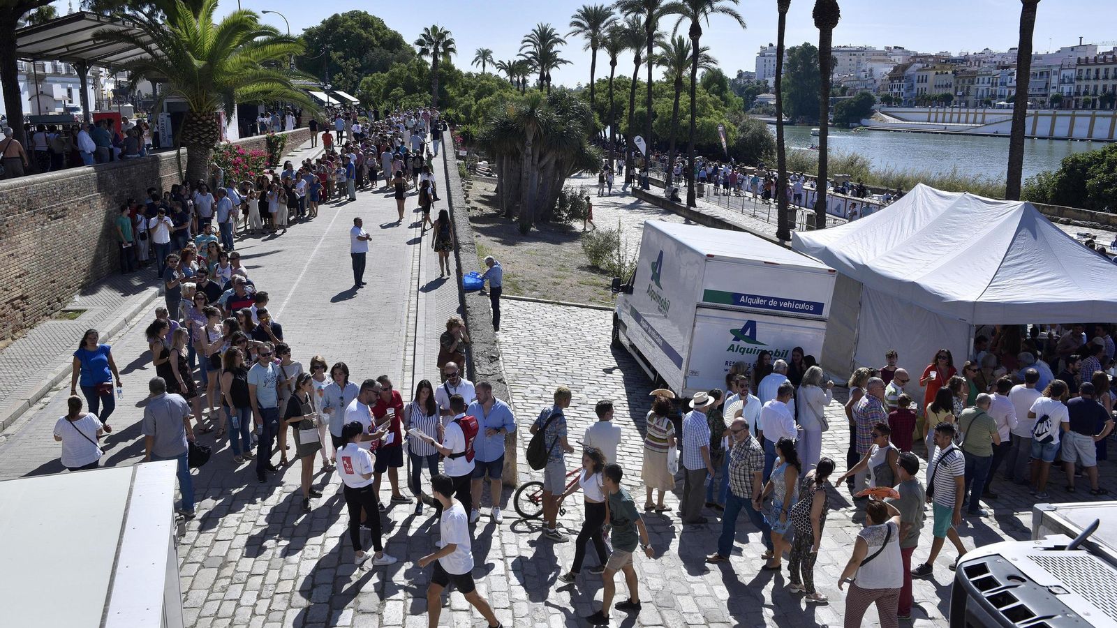 La cola para entrar llega a la plaza de toros.