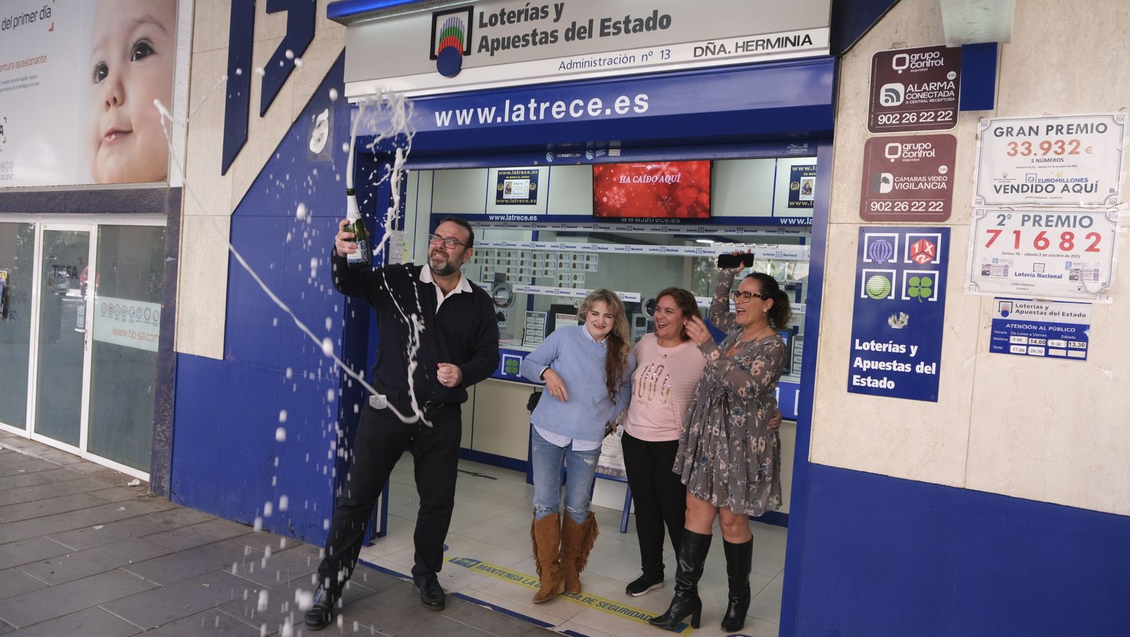 Imágenes de los premiados por la Lotería de Navidad en Almería y provincia