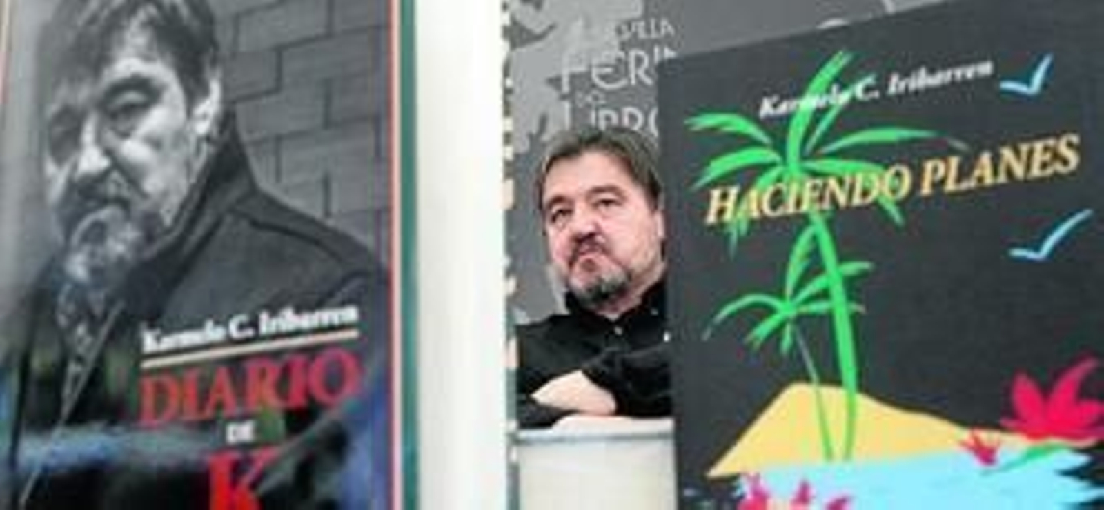 El poeta vasco Karmelo C. Iribarren, ayer entre ejemplares de sus últimos libros.