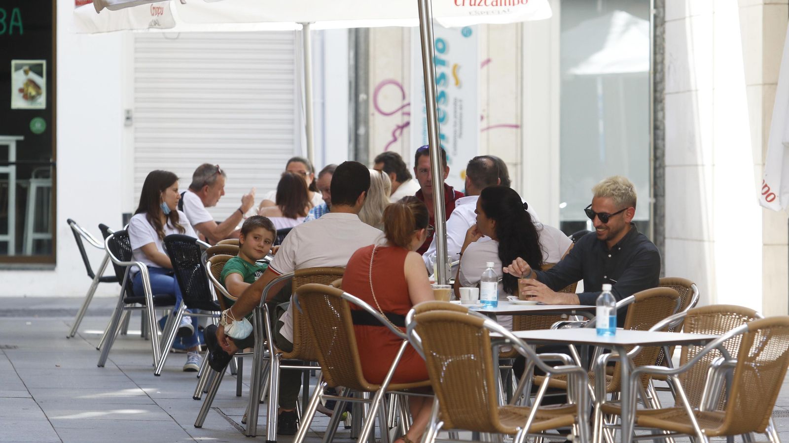 Cordobeses en una terraza de hostelería en la fase 1.